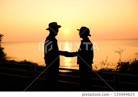 日落時分，情侶握手 133944623