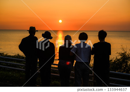 和朋友一起看日落 133944637