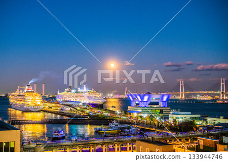 三艘船聯袂呈現日本橫濱的全新城市景觀。十二月的滿月。飛鳥二號停靠在大棧橋碼頭，太平洋華號和海洋富士號… 133944746