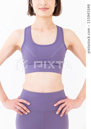 身穿瑜珈服的中年婦女 133945846