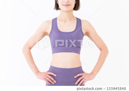 身穿瑜珈服的中年婦女 133945848