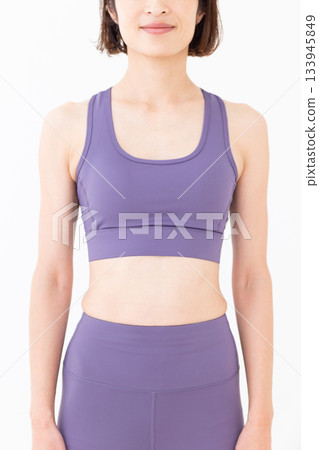 身穿瑜珈服的中年婦女 133945849