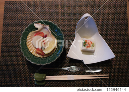 Ryokan appetizers | Scallop and seasonal vegetable appetizers with boiled tofu | Japanese cuisine/kaiseki cuisine 133946544