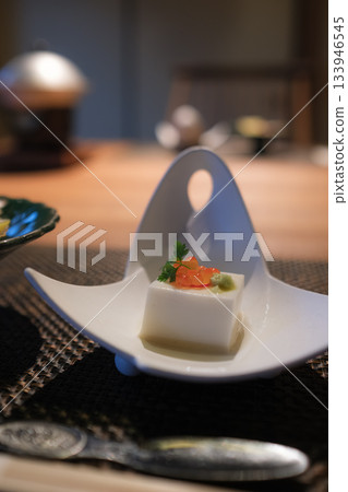日式旅館開胃菜 | 扇貝配時令蔬菜和水煮豆腐 | 日本料理/懷石料理 日式旅館開胃菜 | 扇貝配時令蔬菜和水煮豆腐 | 日本料理/懷石料理 133946545