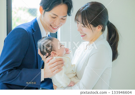 有小孩且工作繁忙的夫婦 133946604