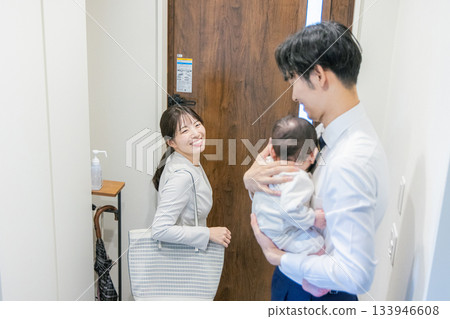 有小孩且工作繁忙的夫婦 133946608