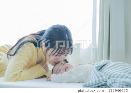 讓寶寶入睡的母親 133946625