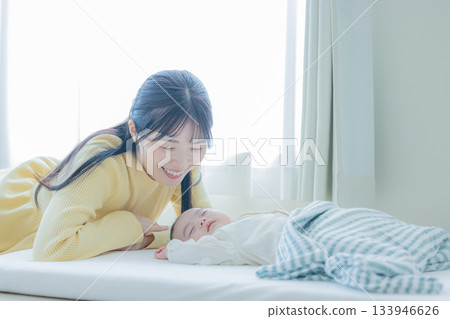 讓寶寶入睡的母親 133946626