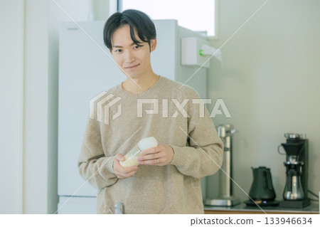 爸爸正在檢查牛奶的溫度 133946634