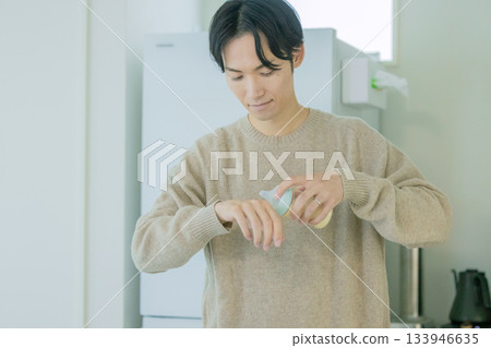 爸爸正在檢查牛奶的溫度 133946635