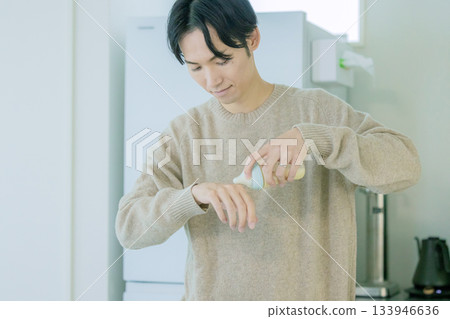 爸爸正在檢查牛奶的溫度 133946636