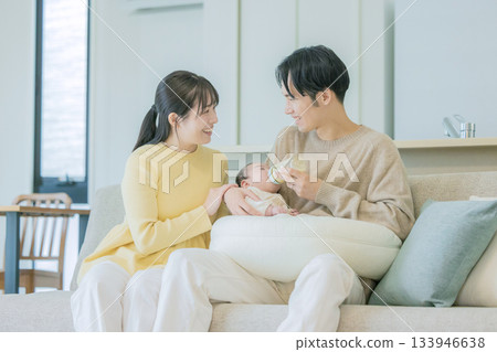 一家人在沙發上為嬰兒哺乳 133946638