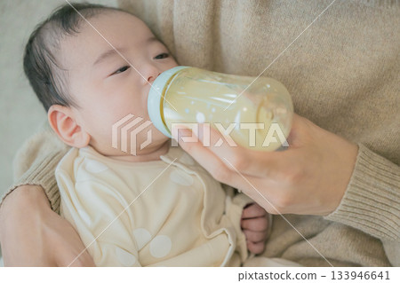 一家人在沙發上為嬰兒哺乳 133946641