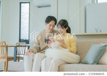 一家人在沙發上為嬰兒哺乳 133946645