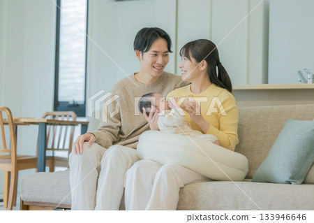 一家人在沙發上為嬰兒哺乳 133946646