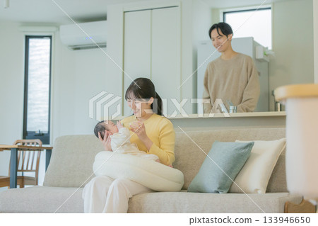一家人在沙發上為嬰兒哺乳 133946650