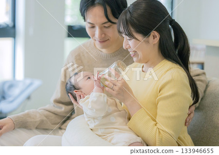 一個家庭在客廳放鬆 133946655