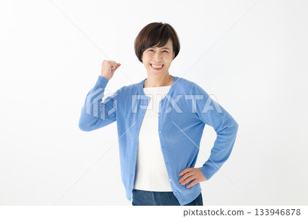 一個擺出腸道的女人 133946878
