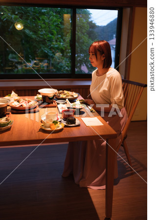 在日式旅館享用晚餐 | 輕鬆的女性與懷石料理 133946880