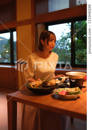 Dinner time at a ryokan | Relaxed women and kaiseki cuisine 133946896