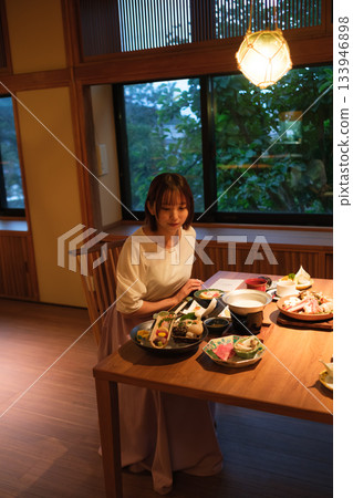 在日式旅館享用晚餐 | 輕鬆的女性與懷石料理 在日式旅館享用晚餐 | 輕鬆的女性與懷石料理 133946898