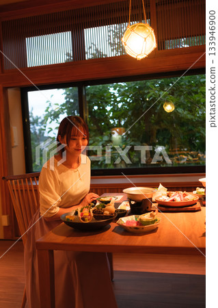 在日式旅館享用晚餐 | 輕鬆的女性與懷石料理 133946900
