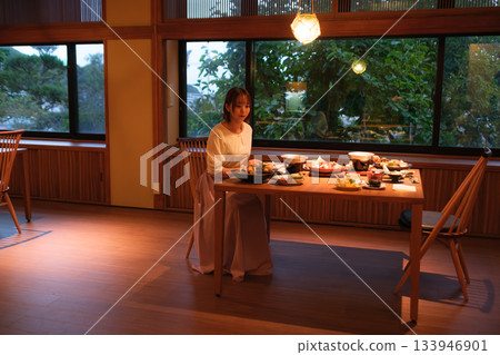 在日式旅館享用晚餐 | 輕鬆的女性與懷石料理 在日式旅館享用晚餐 | 輕鬆的女性與懷石料理 133946901