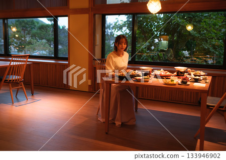 在日式旅館享用晚餐 | 輕鬆的女性與懷石料理 在日式旅館享用晚餐 | 輕鬆的女性與懷石料理 133946902