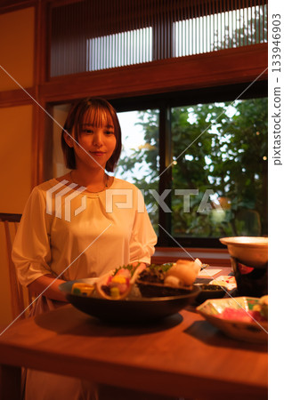 在日式旅館享用晚餐 | 輕鬆的女性與懷石料理 在日式旅館享用晚餐 | 輕鬆的女性與懷石料理 133946903