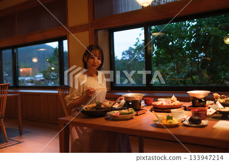 客棧晚餐時間 | 在窗邊一邊用餐一邊放鬆 133947214