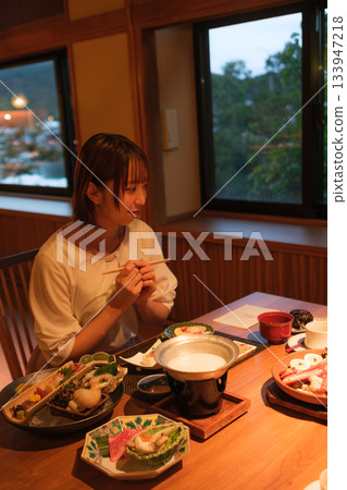 客棧晚餐時間 | 在窗邊一邊用餐一邊放鬆 客棧晚餐時間 | 在窗邊一邊用餐一邊放鬆 133947218