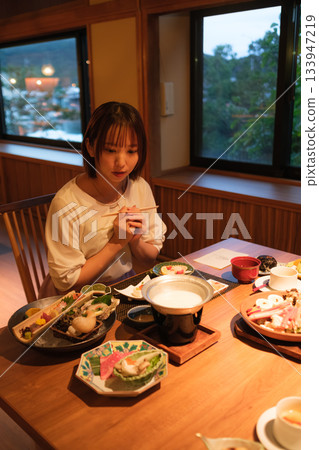 客棧晚餐時間 | 在窗邊一邊用餐一邊放鬆 133947219