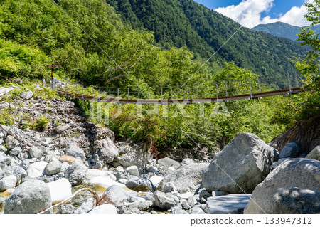 橫跨唐澤的本谷橋,攀登北阿爾卑斯山的北穗高山 橫跨唐澤的本谷橋,攀登北阿爾卑斯山的北穗高山 133947312