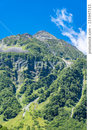 從通往唐澤(橫谷)的登山道上眺望北穗高岳和鳥陵。攀登北阿爾卑斯山的北穗高岳 從通往唐澤(橫谷)的登山道上眺望北穗高岳和鳥陵。攀登北阿爾卑斯山的北穗高岳 133947315