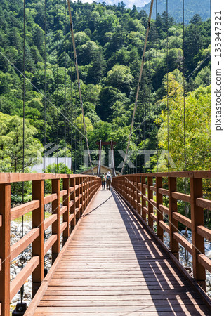 上高地梓川上的橫尾橋;攀登北阿爾卑斯山北穗高岳 上高地梓川上的橫尾橋;攀登北阿爾卑斯山北穗高岳 133947321