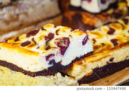 Basked cheesecake with fruit and chocolate Basked cheesecake with fruit and chocolate 133947490