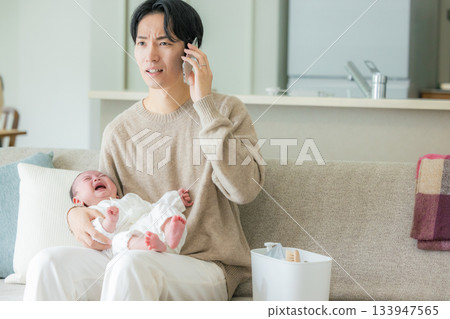 爸爸和寶寶在打電話 133947565