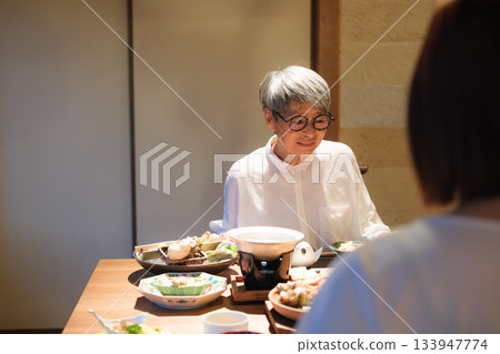 父母和孩子享受輕鬆的晚餐時光 133947774