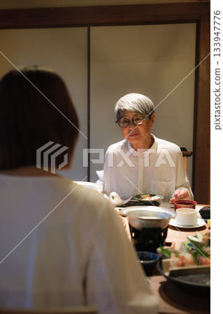 父母和孩子享受輕鬆的晚餐時光 133947776