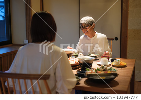 父母和孩子享受輕鬆的晚餐時光 133947777
