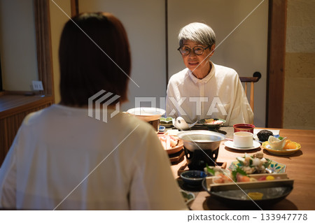 父母和孩子享受輕鬆的晚餐時光 父母和孩子享受輕鬆的晚餐時光 133947778