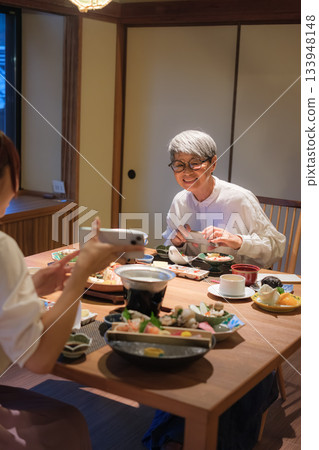 A scene of a parent and child taking a photo while enjoying a meal at a Japanese restaurant A scene of a parent and child taking a photo while enjoying a meal at a Japanese restaurant 133948148