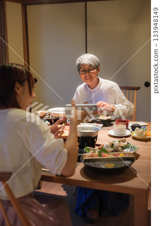 A scene of a parent and child taking a photo while enjoying a meal at a Japanese restaurant A scene of a parent and child taking a photo while enjoying a meal at a Japanese restaurant 133948149