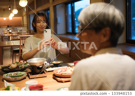 A scene of a parent and child taking a photo while enjoying a meal at a Japanese restaurant A scene of a parent and child taking a photo while enjoying a meal at a Japanese restaurant 133948153