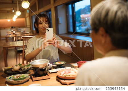 A scene of a parent and child taking a photo while enjoying a meal at a Japanese restaurant A scene of a parent and child taking a photo while enjoying a meal at a Japanese restaurant 133948154