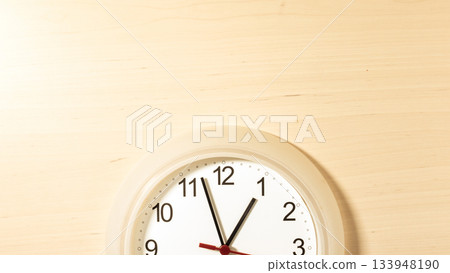 Clock ticking showing one hour Clock ticking showing one hour 133948190