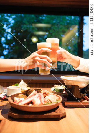 在傳統客棧裡,一家人共進晚餐,舉杯慶祝,場面溫馨感人。 在傳統客棧裡,一家人共進晚餐,舉杯慶祝,場面溫馨感人。 133948428