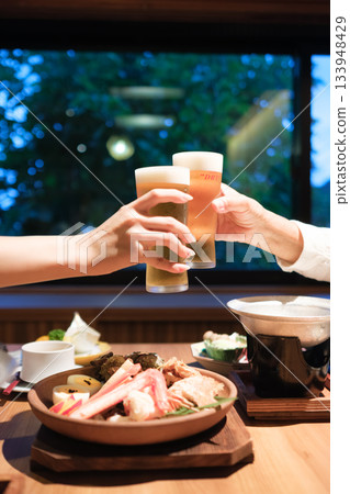 在傳統客棧裡，一家人共進晚餐，舉杯慶祝，場面溫馨感人。 133948429