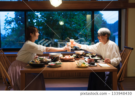 在傳統客棧裡,一家人共進晚餐,舉杯慶祝,場面溫馨感人。 在傳統客棧裡,一家人共進晚餐,舉杯慶祝,場面溫馨感人。 133948430