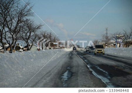 積雪覆蓋的車轍路 積雪覆蓋的車轍路 133948448